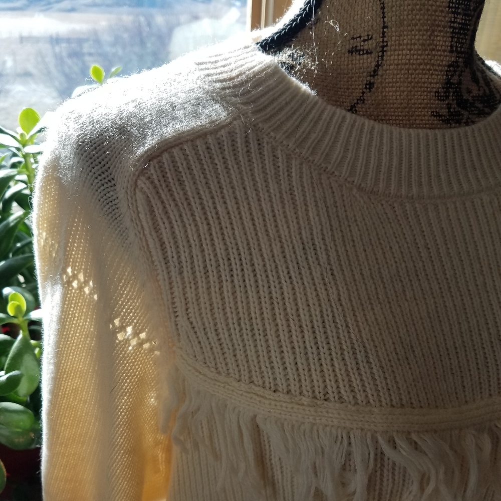 Beautiful NWT Fringed light knit sweater
